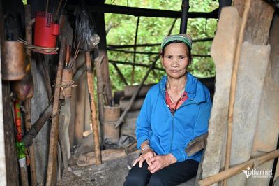 Người phụ nữ Mường gác lại hạnh phúc riêng, dành cả đời chăm 2 chị bệnh tật
