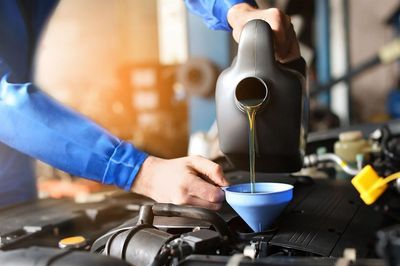 Có nên thay dầu động cơ ở gara ngoài thay vì vào hãng để tiết kiệm chi phí?
