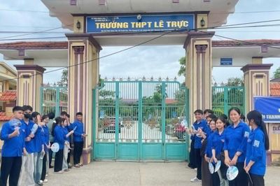 Hiệu trưởng ở Quảng Trị lên tiếng về phản ánh giám thị chỉ bài thi cho con trai