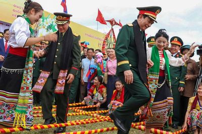 Phó Thủ tướng, Bộ trưởng Quốc phòng Việt - Lào múa Lamvong, nhảy sạp cùng đồng bào
