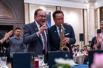 Thủ tướng Thái Lan trổ tài chơi kèn saxophone khi công du Malaysia