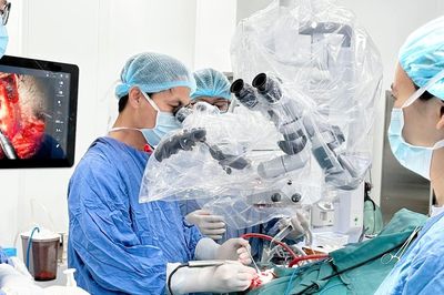 Đêm trực đầu tiên, BV Việt Đức cơ sở Ninh Bình báo động đỏ mổ cấp cứu ca nguy kịch