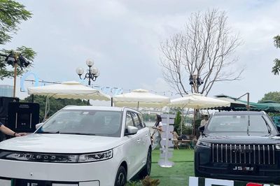 Lộ diện mẫu xe đầu tiên lắp ráp trong nước của liên doanh do ông Vũ Văn Tiền làm chủ tịch