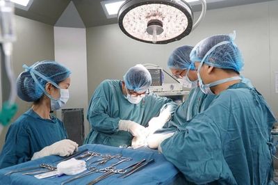 Phẫu thuật thành công ca ung thư tuyến giáp xâm lấn phức tạp