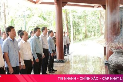 Bộ trưởng Bộ Xây dựng Trần Hồng Minh dâng hương tại Khu di tích Ngã ba Đồng Lộc