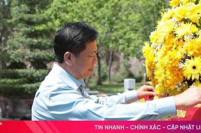Bộ trưởng Bộ Xây dựng dâng hương tri ân các anh hùng liệt sĩ tại Hà Tĩnh