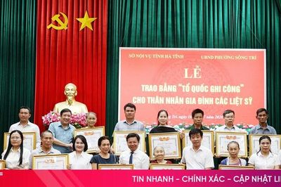 Trao Bằng 'Tổ quốc ghi công' cho thân nhân 16 liệt sĩ ở phường Sông Trí