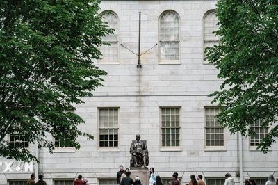 Chính sách siết nhập cư làm giảm mạnh lượng du học sinh đến Mỹ và Canada