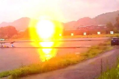 Ngồi câu cá dưới trời mưa, người đàn ông bị sét đánh trúng
