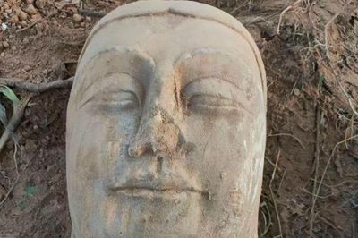 Người đàn ông đào đất gần trại lợn, không ngờ tìm thấy 'báu vật' thất lạc suốt 1.400 năm