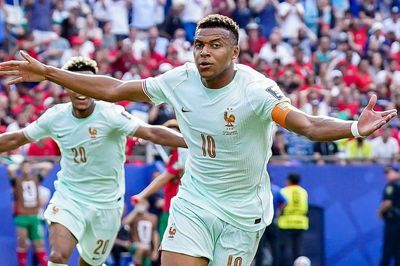 Mbappe lên tiếng sau khi vượt Messi