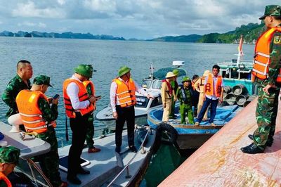 Quảng Ninh: Tìm thấy 1 thi thể trong vụ lật tàu tại Vân Đồn, 1 người đang tiếp tục được tìm kiếm