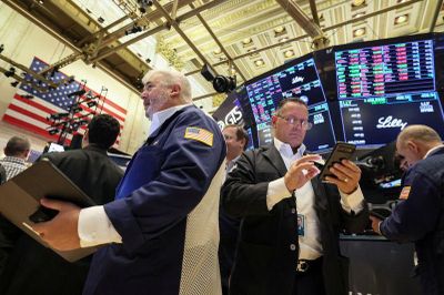 Ông Trump nói Iran muốn 'xuống thang', phố Wall tăng điểm, giá dầu giảm 2%