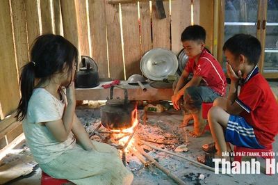 Trẻ em ở bản không điện