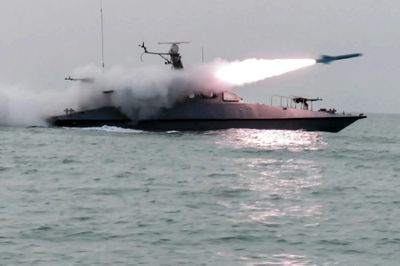 Iran tuyên bố phóng tên lửa tấn công trung tâm chỉ huy và căn cứ quân sự Mỹ ở Trung Đông