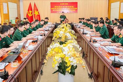 Thượng tướng Nguyễn Văn Gấu kiểm tra tại Bộ Chỉ huy Quân sự tỉnh An Giang