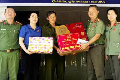 Bàn giao nhà và tặng quà cho lực lượng tham gia bảo vệ an ninh, trật tự ở cơ sở phường Tịnh Biên