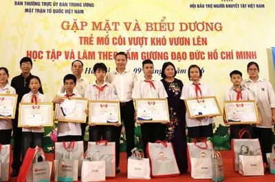8 học sinh mồ côi, vượt khó được biểu dương tại Chương trình 'Hoa dâng Bác'