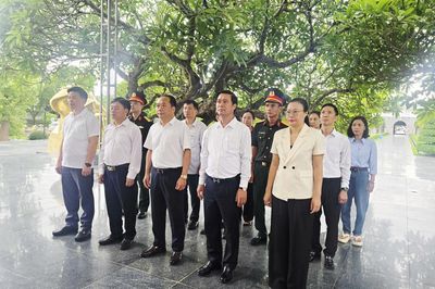 Đoàn công tác tỉnh Bắc Ninh tưởng niệm các Anh hùng liệt sĩ tại tỉnh Điện Biên