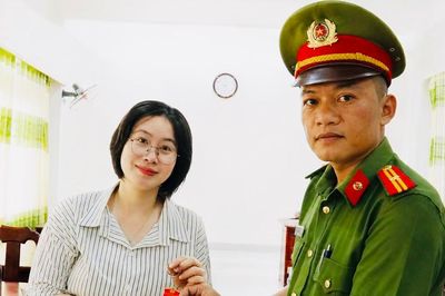 Công an xã Nông Sơn phát 2.000 'Móc khóa an ninh trật tự' cho người dân