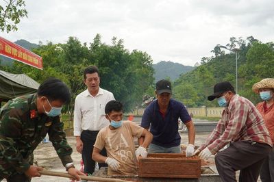Nam Trà My lấy mẫu sinh phẩm 9 hài cốt liệt sĩ để xác định danh tính