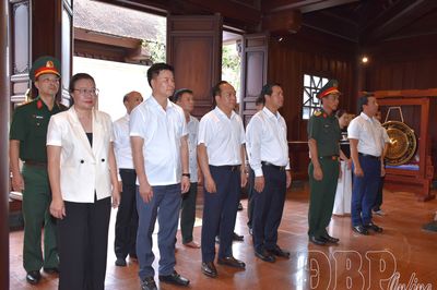 Đoàn công tác tỉnh Bắc Ninh tri ân các anh hùng liệt sĩ tại Điện Biên