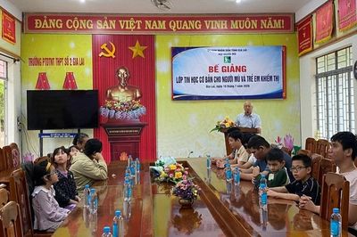Gia Lai: Bế giảng lớp tin học cơ bản dành cho người mù và trẻ em khiếm thị