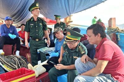 Đồn Biên phòng Cam Ranh tuyên truyền chuyển đổi số và chống khai thác IUU cho ngư dân