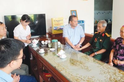 Phó Chủ tịch HĐND tỉnh Lý Bình Minh thăm, tặng quà gia đình chính sách