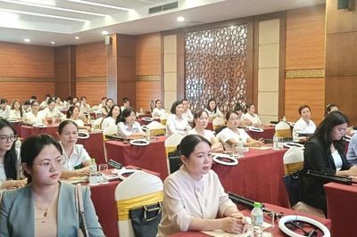 50 người được bồi dưỡng kỹ năng livestream bán hàng thương mại điện tử qua biên giới bằng song ngữ Việt - Trung