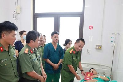 Lãnh đạo Công an tỉnh thăm hỏi, động viên cán bộ Công an phường Cầu Thia bị thương khi làm nhiệm vụ