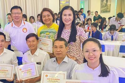 Lâm Đồng có 30 người được trao học bổng 'Học không bao giờ cùng'