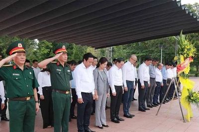 Đoàn đại biểu tỉnh Phú Thọ dâng hương tri ân các anh hùng liệt sĩ tại Quảng Trị