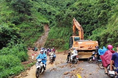Khẩn trương khắc phục tuyến QL.279D bị sạt lở đất đá