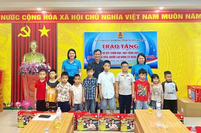 Liên đoàn Lao động tỉnh trao tặng bút chấm đọc học tiếng Anh cho con đoàn viên khó khăn