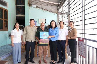 Phó Chủ tịch HĐND tỉnh thăm hỏi các gia đình chính sách tại xã Vĩnh Tuy