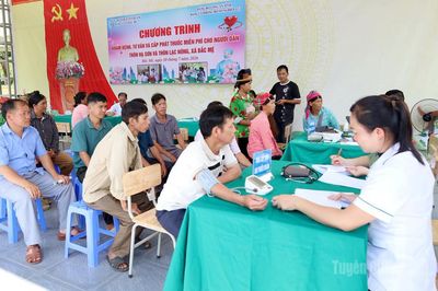 Tuyên truyền phổ biến giáo dục pháp luật, khám bệnh, tư vấn, cấp thuốc miễn phí cho người dân thôn Hạ Sơn và thôn Lạc Nông, xã Bắc Mê