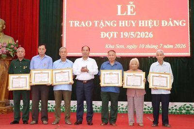 Đảng bộ xã Kha Sơn trao Huy hiệu Đảng cho 35 đảng viên