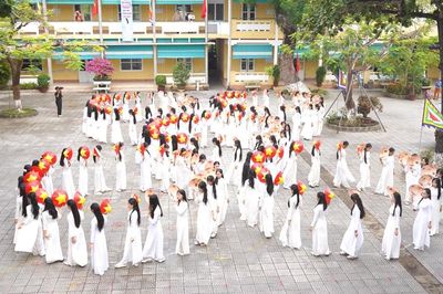 Học sinh đồng diễn áo dài hưởng ứng Tuần lễ Áo dài Huế