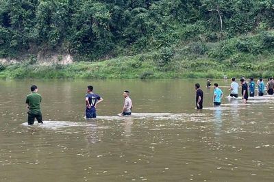 Tìm thấy thi thể bé gái trượt chân rơi xuống sông Ngàn Trươi