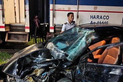 Quay đầu trên đường gom, tài xế bỏ chạy thoát nạn trước khi xe bị tàu đâm nát