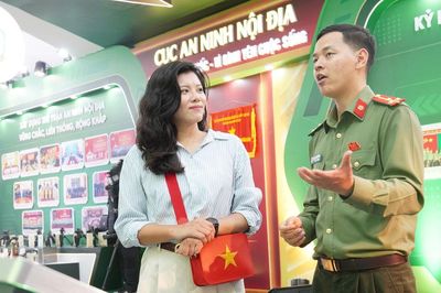 Người dân Thủ đô thích thú trải nghiệm triển lãm kỷ niệm 80 năm Ngày truyền thống lực lượng An ninh nhân dân