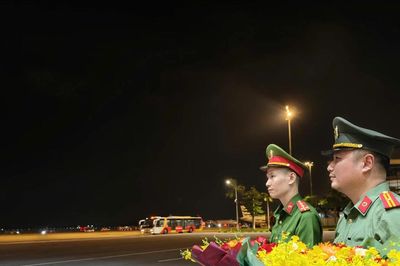Đón Đoàn cứu nạn, cứu hộ Việt Nam trở về từ Venezuela