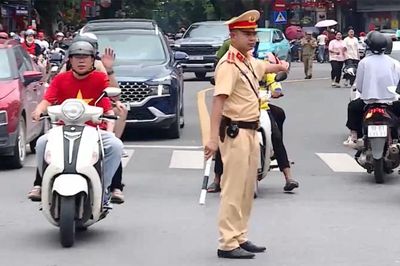 Phân luồng giao thông, phục vụ chương trình nghệ thuật 'Tổ quốc bình yên'