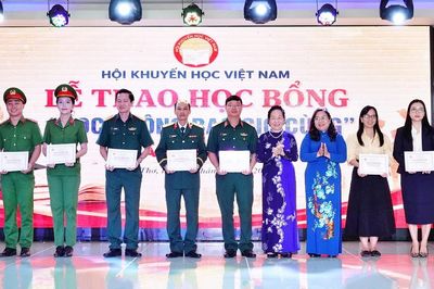 Hội Khuyến học Việt Nam trao học bổng 'Học không bao giờ cùng' lần thứ 6 vinh danh 310 tấm gương tiêu biểu