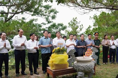 Đoàn đại biểu tỉnh Cao Bằng dâng hương tưởng nhớ Đại tướng Võ Nguyên Giáp