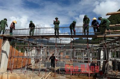 Cán bộ, chiến sĩ Đồn Biên phòng Cửa khẩu Pác Bó hỗ trợ xây dựng trường nội trú liên cấp xã Trường Hà