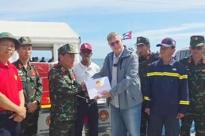 Đoàn cứu hộ của Việt Nam trao tặng vật tư y tế, tiền mặt hỗ trợ Venezuela