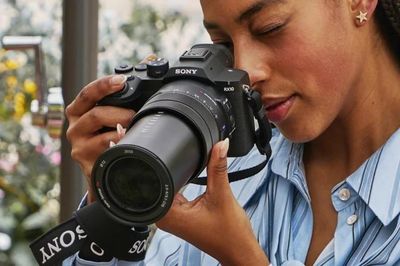 Sony ra mắt RX10 V máy ảnh siêu zoom quay 4K 120p, giá 2.300 đô la