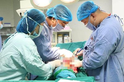 Bỏ qua thủ tục, mổ khẩn cứu thanh niên bị tai nạn nguy kịch không người thân
